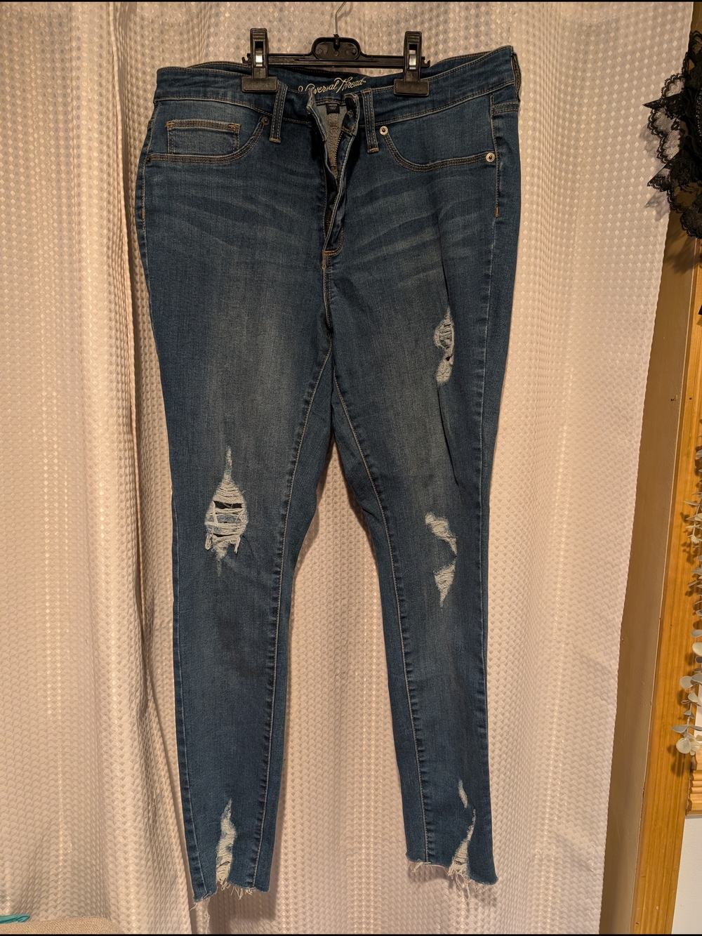 Universal Thread Women’s Blue Denim Jeans